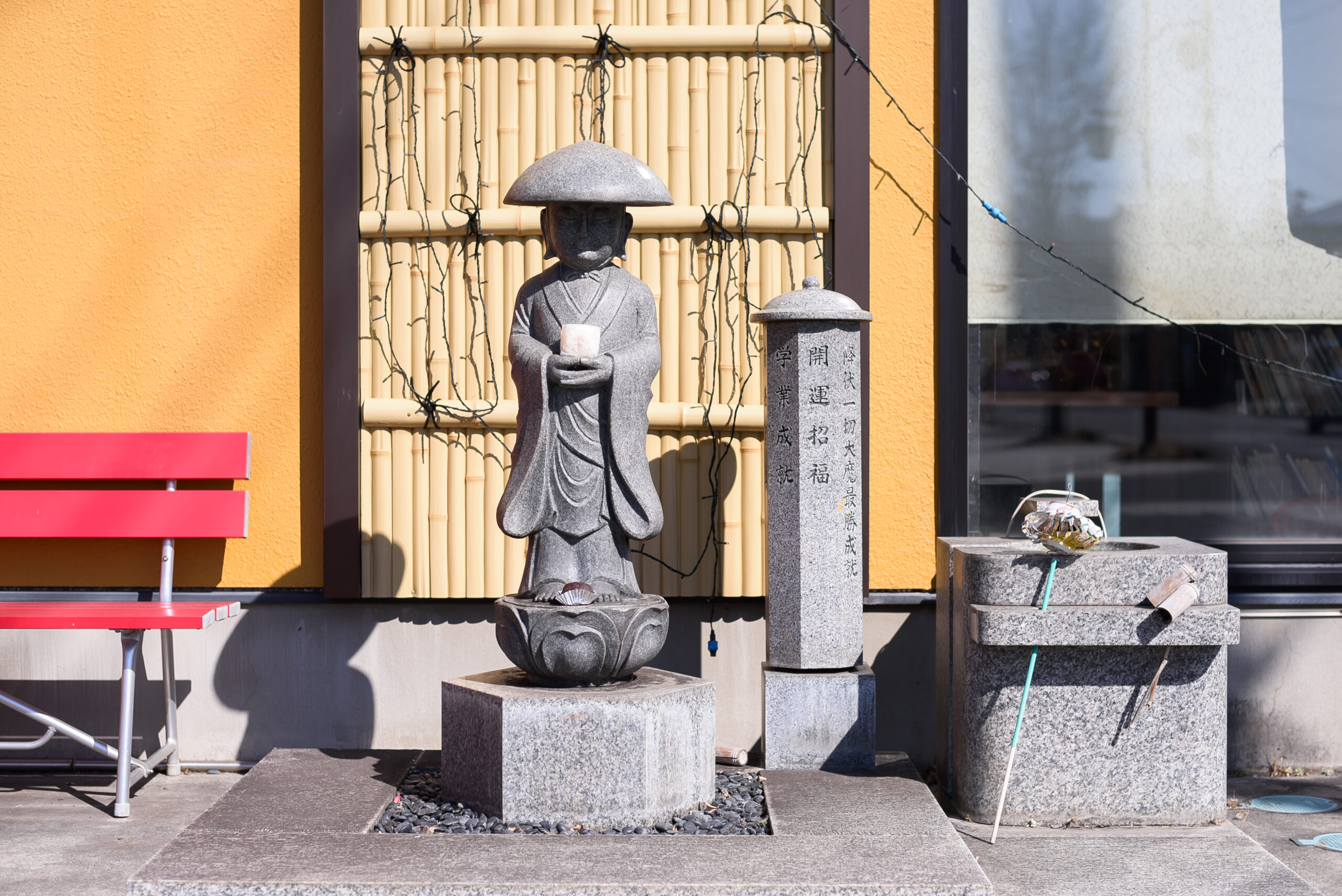 建物横にあるお地蔵様